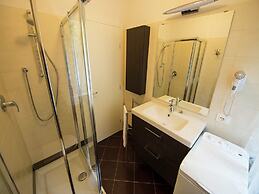 Belvilla by OYO Lake-view Holiday Home With Garden