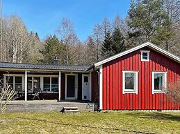 Lakefront Cottage in Torsebo