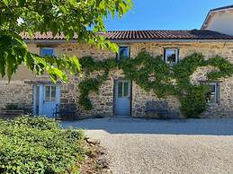 Atmospheric Gite With Large Terrace
