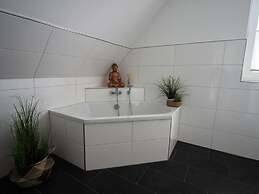 Haus Seeblick Modern Retreat