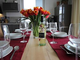 Haus Seeblick Modern Retreat