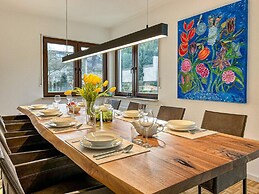 Modern Split-level House Near Hennesee