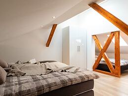 Modern Split-level House Near Hennesee