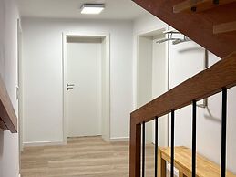 Modern Split-level House Near Hennesee
