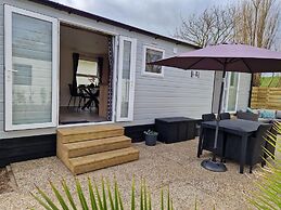 Cozy Chalet With Spacious Garden on a Holiday Park