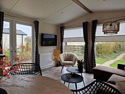 Cozy Chalet With Spacious Garden on a Holiday Park