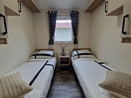 Cozy Chalet With Spacious Garden on a Holiday Park