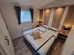 Cozy Chalet With Spacious Garden on a Holiday Park