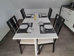 Claudia Modern Retreat