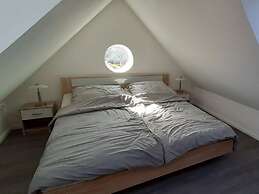 Claudia Modern Retreat