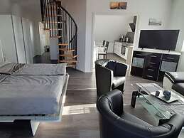 Claudia Modern Retreat