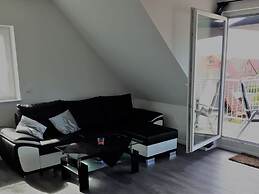 Claudia Modern Retreat