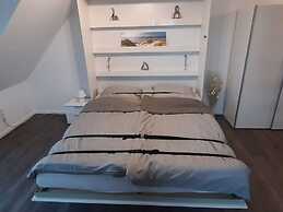 Claudia Modern Retreat