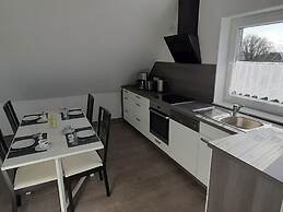 Claudia Modern Retreat