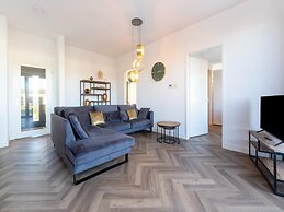 Cozy Villa With Lakeside Views