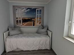 Seaman Modern Retreat