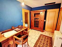 Seaman Modern Retreat