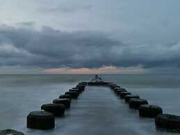 Seaman Modern Retreat