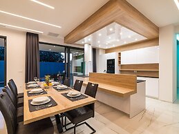 Luxury Villa With Private Indoor and Outdoor Pool