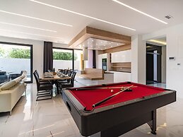 Luxury Villa With Private Indoor and Outdoor Pool