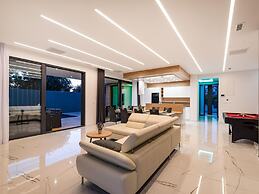 Luxury Villa With Private Indoor and Outdoor Pool