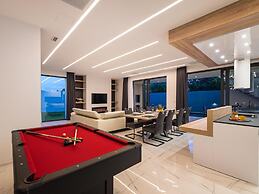 Luxury Villa With Private Indoor and Outdoor Pool