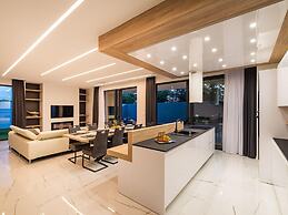 Luxury Villa With Private Indoor and Outdoor Pool