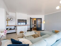 Apartment With Hinterland Views