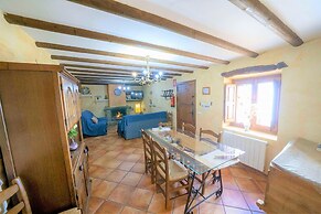 Rustic Mountain Stay, Laroya