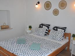 Adorable Home With Private Terrace