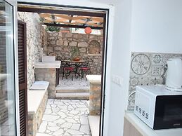 Adorable Home With Private Terrace