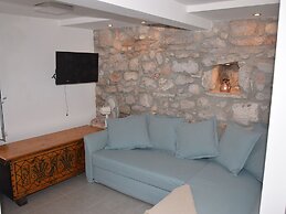 Adorable Home With Private Terrace