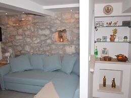 Adorable Home With Private Terrace