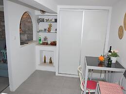 Adorable Home With Private Terrace