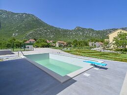 Luxury Villa With Heated Pool and Sauna