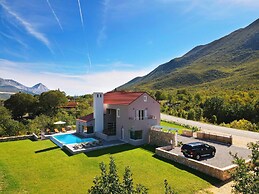 Luxury Villa With Heated Pool and Sauna