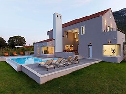 Luxury Villa With Heated Pool and Sauna