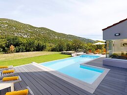 Luxury Villa With Heated Pool and Sauna