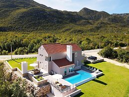 Luxury Villa With Heated Pool and Sauna