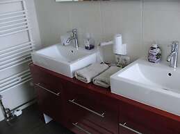 Karlo 4 Modern Retreat