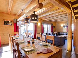 Spacious Chalet With a Sauna and Outdoor Pool