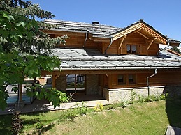 Spacious Chalet With a Sauna and Outdoor Pool