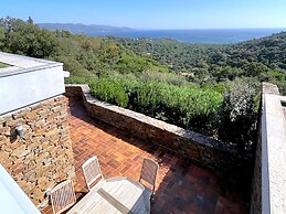 Villa for 8 People in an Estate Near the sea