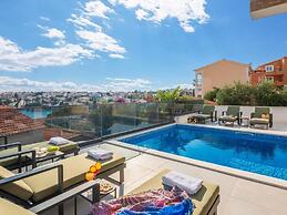 Luxury Villa With Swimming Pool and Sauna