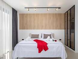 Luxury Villa With Swimming Pool and Sauna