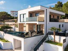 Luxury Villa With Swimming Pool and Sauna