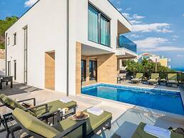 Luxury Villa With Swimming Pool and Sauna