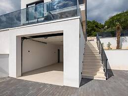 Luxury Villa With Swimming Pool and Sauna