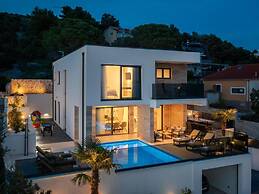 Luxury Villa With Swimming Pool and Sauna