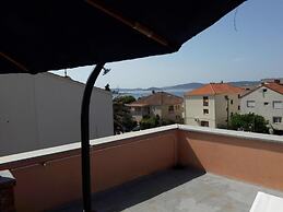 Apartments Amalia - Two Bedroom Apartment With Roofed Terrace